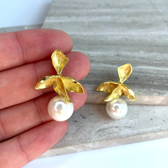 NEW ~ Anthropologie Shashi "Fiorina" Pearl Flower Earrings - Picture 11 of 13